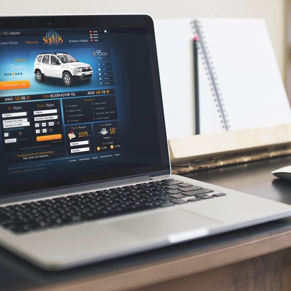 ordinateur sur un bureau avec le web design de la société sartes